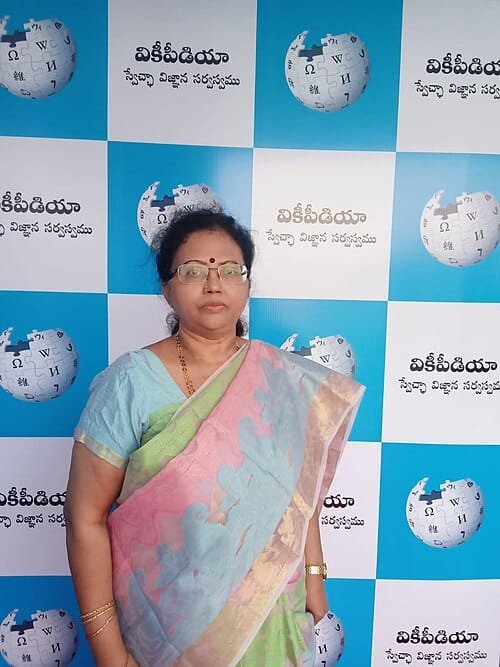 శైలజామిత్ర(తెలుగు, ఇంగ్లీషు భాషలలో ఎం.ఏ.చదివింది. జర్నలిజంలో స్నాతకోత్తర డిప్లొమా చేసింది, వివిధ పత్రికలలో కవితలు, వ్యాసాలు, కథలు, నవలలు ప్రచురించింది)